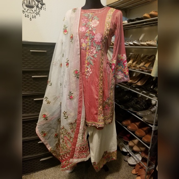 SOLD Crimson x Republic Womenswear Lawn - Picture 2 of 4